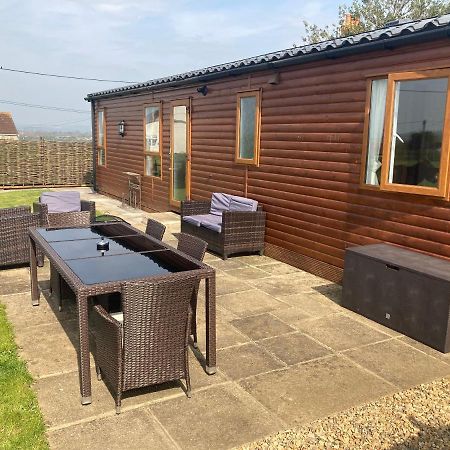 Rew Farm Country And Equestrian Accommodation - Sunset Lodge Melksham Exterior photo