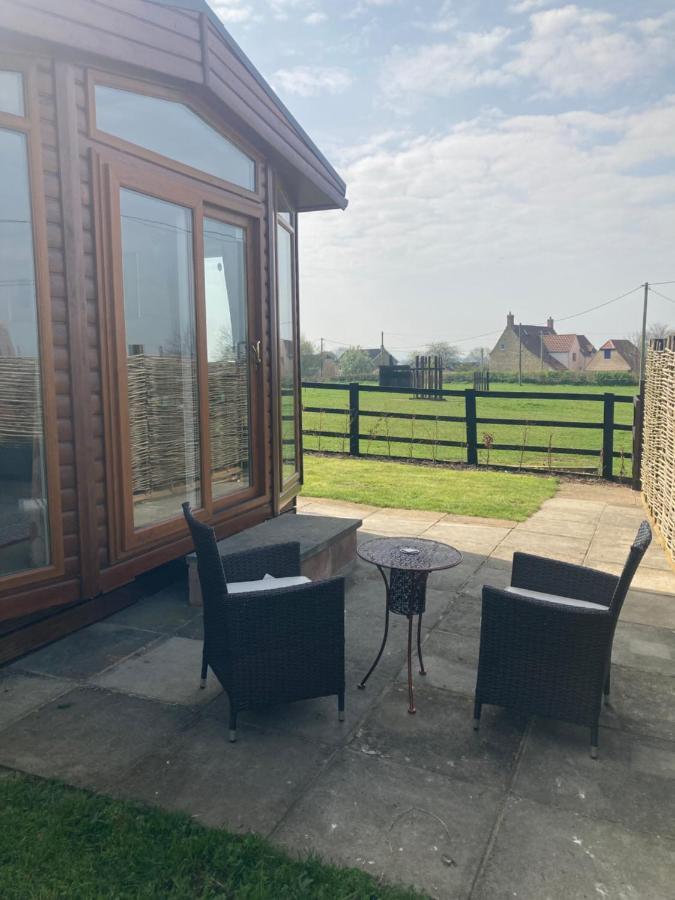 Rew Farm Country And Equestrian Accommodation - Sunset Lodge Melksham Exterior photo