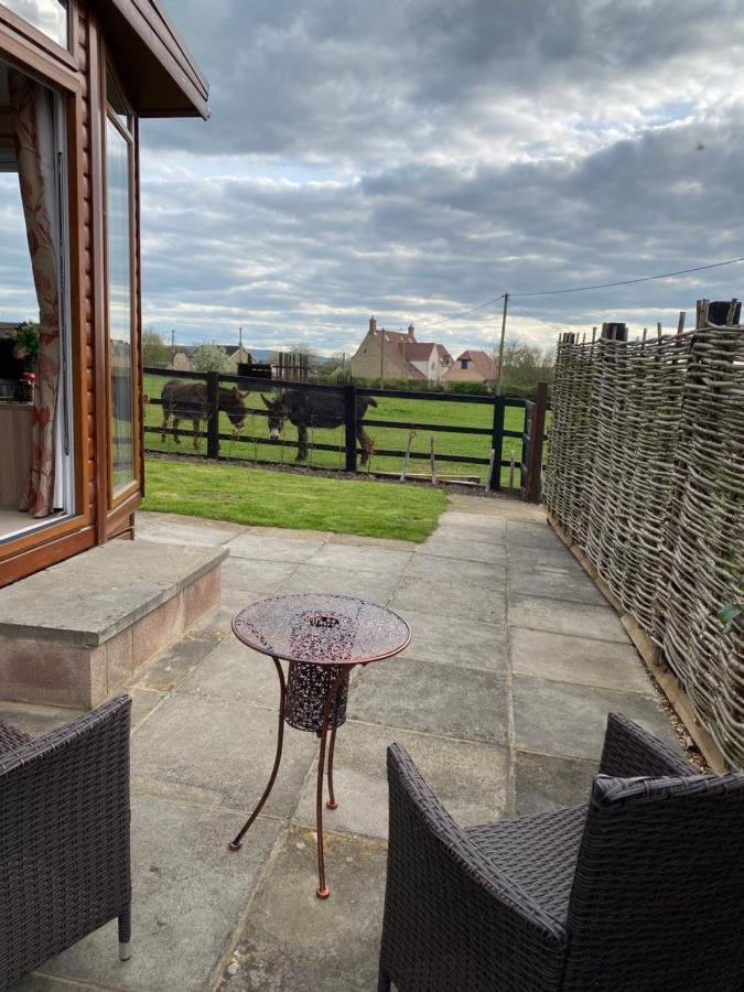Rew Farm Country And Equestrian Accommodation - Sunset Lodge Melksham Exterior photo