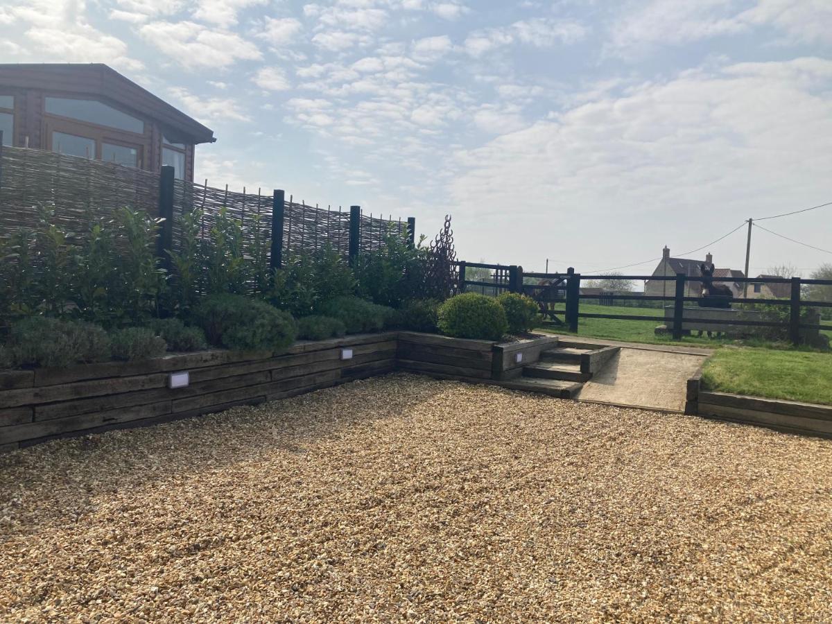 Rew Farm Country And Equestrian Accommodation - Sunset Lodge Melksham Exterior photo