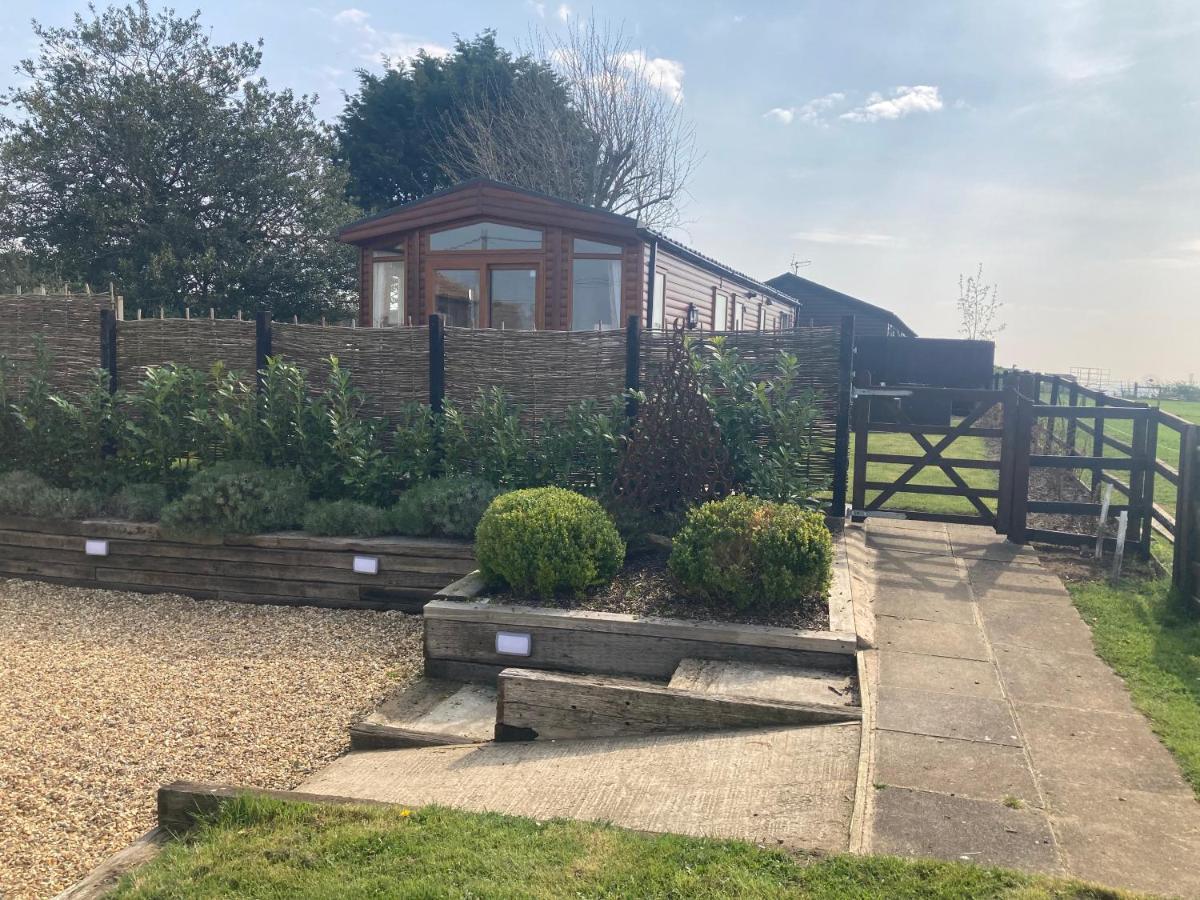 Rew Farm Country And Equestrian Accommodation - Sunset Lodge Melksham Exterior photo